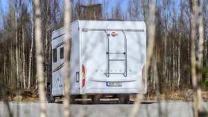 Bürstner Limited 660 geparkeerd tussen de bossen