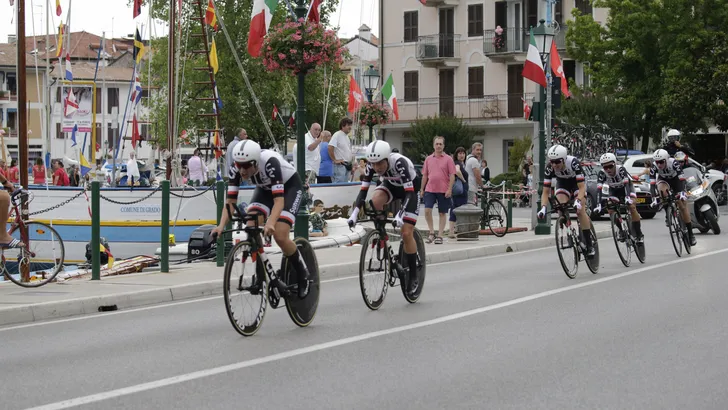 Eindstreep: Bloemen voor Boels - Dolmans, nieuwe contracten voor Froome en AG2R-trio