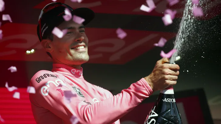 Eindstreep: Dumoulin ongenaakbaar in tijdrit en blij met gat naar Quintana