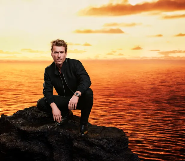 Glen Powell | OMEGA's Seamaster Planet Ocean campagne 