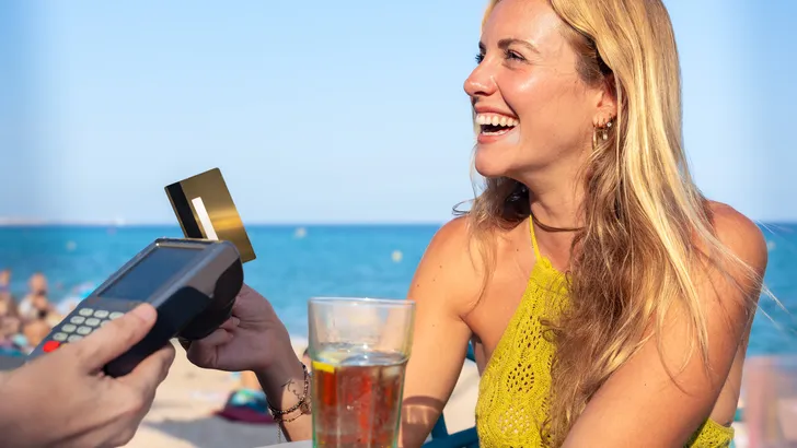 Het vakantiegeld is binnen! Waar geven we het aan uit? Van extra luxe reizen tot slim sparen: ontdek de leukste trends van dit moment
