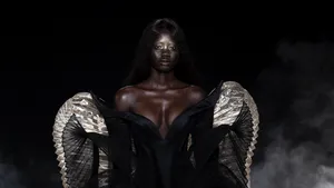 Iris van Herpen toont indrukwekkende Sonic Starquakes-collectie tijdens Haute Couture Week in Parijs