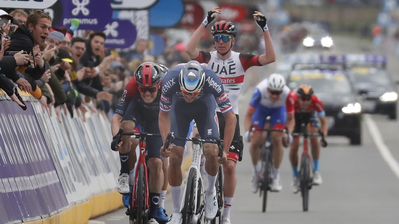 Indrukwekkende Tadej Pogacar boos op zichzelf na Ronde van Vlaanderen:  'Maar Mathieu was heel goed en we waren aan elkaar gewaagd' | Wieler Revue