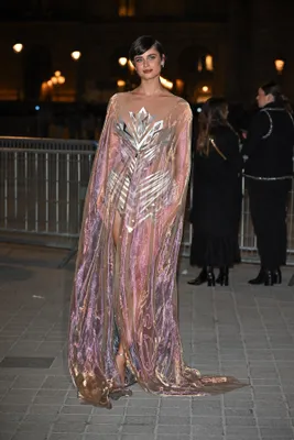 Taylor Hill in Iris van Herpen bij het Grand Dîner du Louvre.