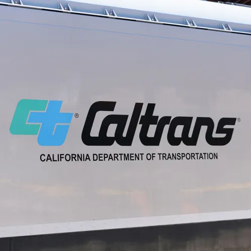 Waarom Amerika liever een levensgevaarlijke bus van 225 km/u bouwt dan één normale trein