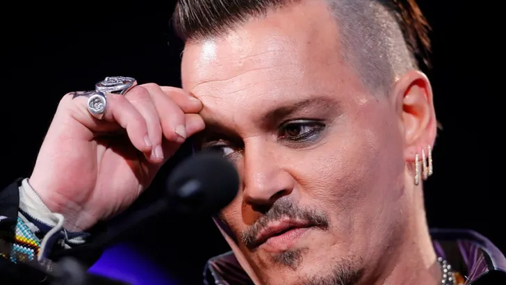 Schokkende beelden: Johnny Depp snijdt vingertopje af na woede-uitbarsting