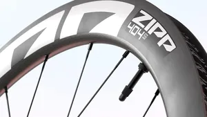 Close-up van de nieuwe Zipp 404 S carbon wielset, met focus op de 50mm hoge velg en de witte Zipp-logo's.