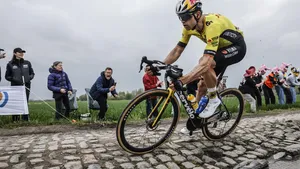 Een klein tikje voor Team Visma | Lease a Bike en Wout van Aert in aanloop naar Parijs-Roubaix: het befaamde bandensysteem van de ploeg is verboden door de UCI.