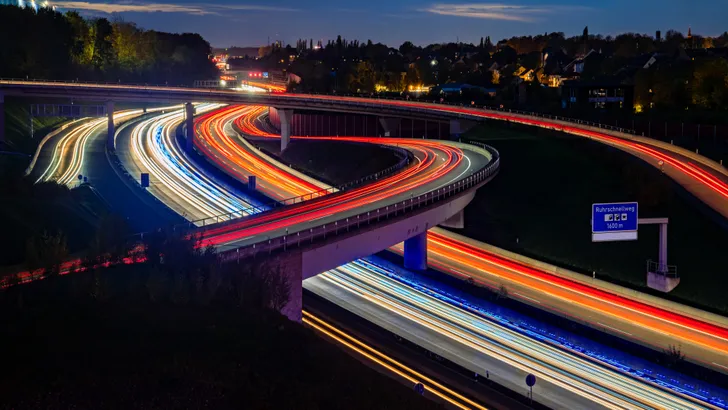 Duits snelwegknooppunt krijgt unieke 180-graden omkeerlus vanwege instortingsgevaar brug