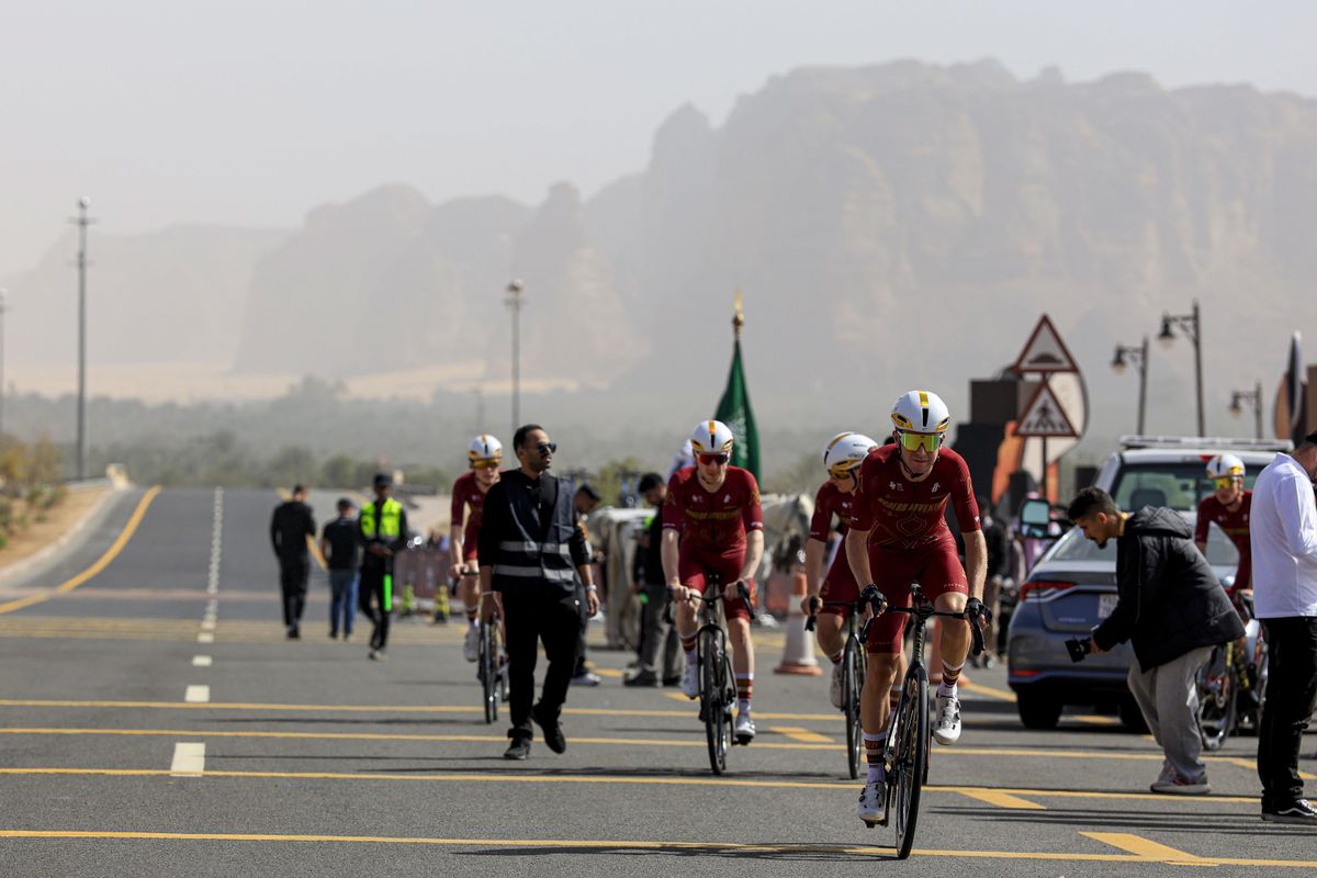 ?? Zware valpartij bij 100 km/u en klimmen op 'landingsbaan' tekenen derde etappe AlUla Tour