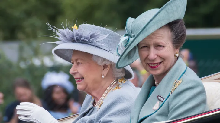 Grappig: Prinses Anne krijgt standje van the Queen