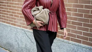 Vrouw met stijlvolle schoenen.