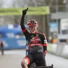 Fem van Empel wint Wereldbeker Flamanville na heerlijke tweestrijd met generatiegenoot en vriendin Puck Pieterse