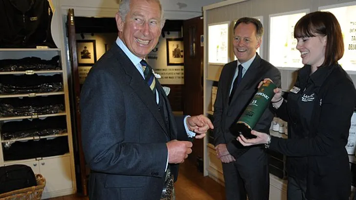 Charles' buitensporige logeereisen