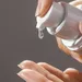 Serum aanbrengen op hand voor patchtest
