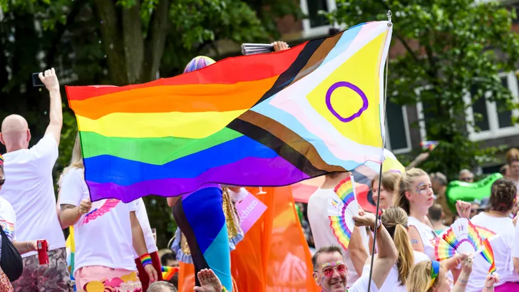Foto van een pride-vlag bij de Canal Parade tijdens Pride Amsterdam 2024.