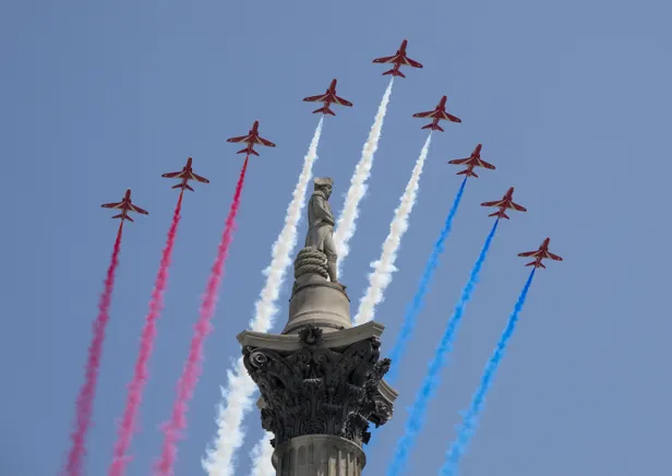 Tijdens het iconische moment waarop de Royal Air Force voorbij vliegt, 14/06/2025.
