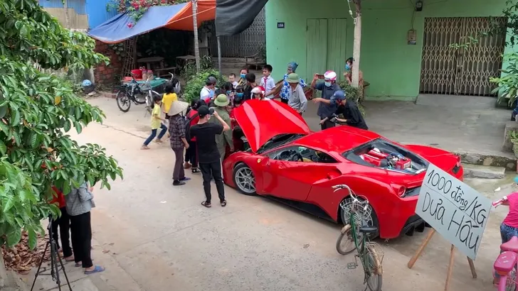 Zelfgemaakte 'Ferrari' is meloenenkraam in Vietnam