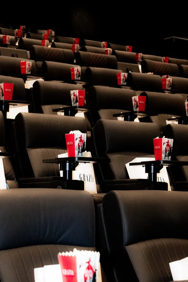 Voor iedereen popcorn en een goodiebag in de bioscoopzaal 
