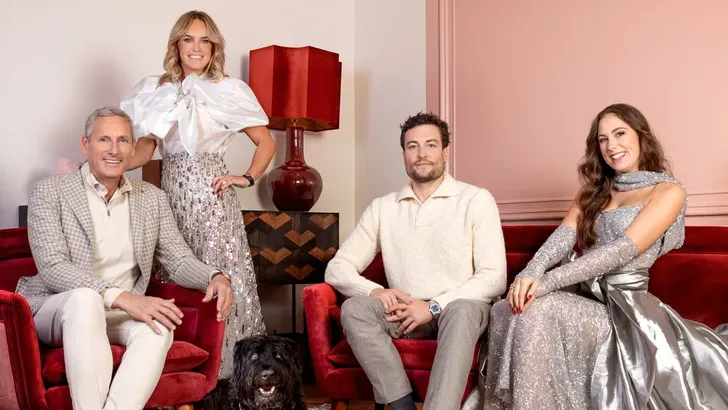De familie Verhulst geposeerd in een huiskamer
