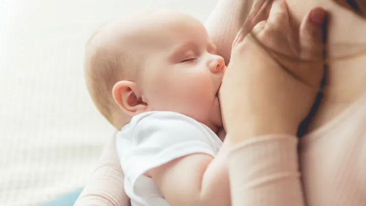 moeder geeft borstvoeding aan baby