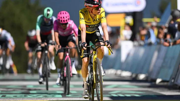 Tadej Pogacar en Jonas Vingegaard staan in dezelfde tijd, maar gevoelsmatig heeft de Sloveen de overhand in de eerste dagen van de Tour de France. Toch is Thijs Zonneveld zeker dat Vingegaard vooraf voor deze situatie had getekend.