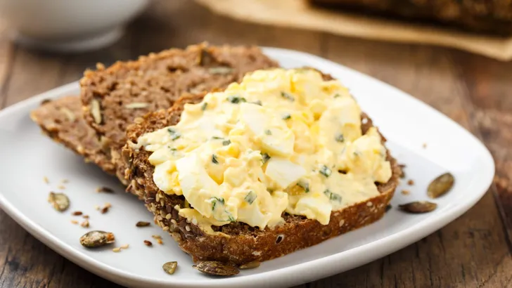 Egg salad and bread