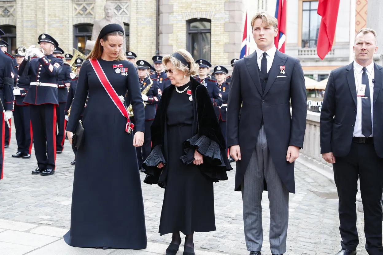 Prinses Ingrid Alexandra, koningin Sonja en prins Sverre Magnus bij de Storting voorafgaand aan de eedaflegging van koning Haakon.