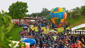Steven Kruijswijk dominant op kop in de groep der favorieten in de Giro van 2016.