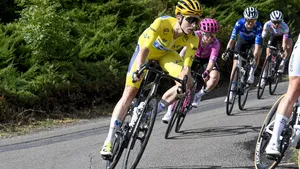 Marlen Reusser hield uitstekend stand in de vijfde etappe van de Tour de France Femmes. Ze was de enige die meekon met Demi Vollering en Kasia Niewiadoma.