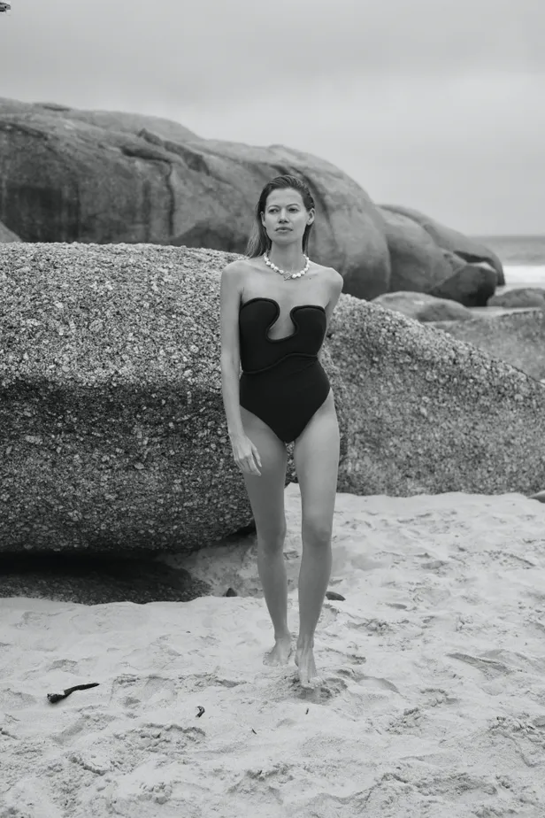 Badpak: Adriana Degreas | Ketting: Atelier Dorothee 