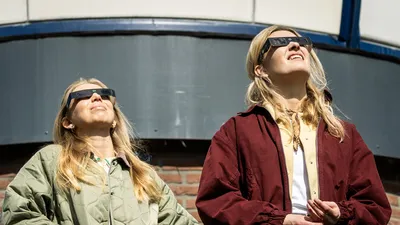 Geen eclipsbril weten te scoren? Zo kijk je vanavond tóch veilig naar de zonsverduistering