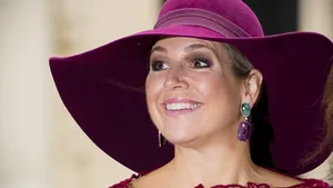 Vandaag is rood: wat droeg koningin Máxima voor jurk?