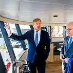 Koning en minister Adema bezoeken haven en visafslag van Stellendam