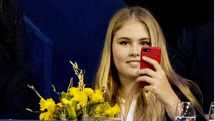 Mobieltje? Check! Amalia in het wild!