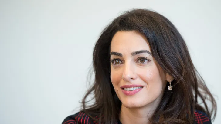 Amal Clooney steelt de show in topje van slechts 39 dollar