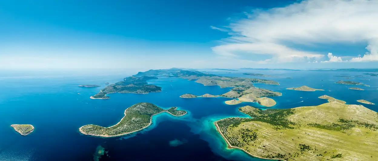 Blauwe zeeën, talloze baaien om je anker uit te gooien, en eindeloos groen: dat is de Kornati-archipel in Kroatië.