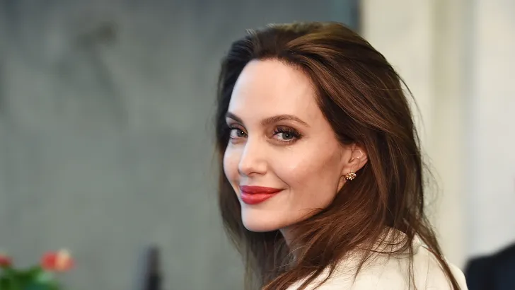 Deze vrouw ondergaat 50 operaties om op Angelina Jolie te lijken
