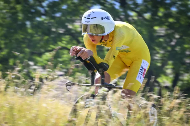 Tadej Pogacar bezig aan de tijdrit in de Ronde van Zwitserland.