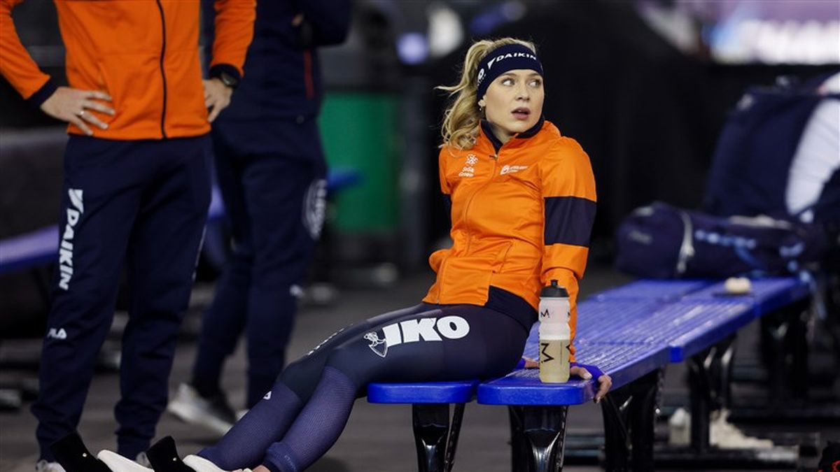 Zien: schaatsster Joy Beune in sexy lingerie op een fiets | Panorama