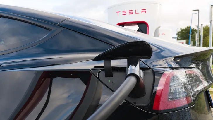 Activisten laten banden 'benzineslurpende' Tesla leeglopen