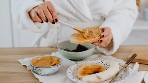 Pindakaas als spierversterker? Waarom deze snack verrassend goed is voor 65-plussers