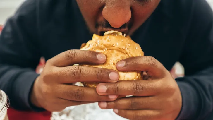 Man breekt met familie: kan smakgeluiden niet uitstaan