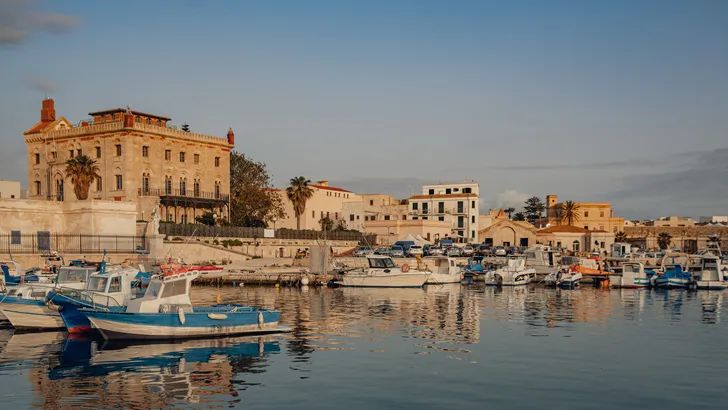 Droom je van Favignana, het schitterende decor van The Odyssey? Ontdek de mooiste baaien, luxe hotspots en tips voor je verblijf.