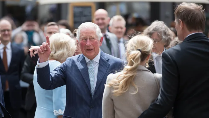 Zoet: Prins Charles reageert in het Duits op babynieuws