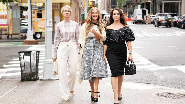 AND JUST LIKE THAT... (2021) - SARAH JESSICA PARKER  - CYNTHIA NIXON  - KRISTIN DAVIS.