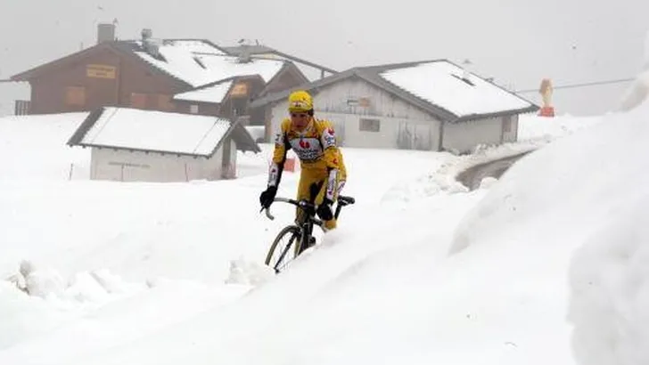 Renners verkennen besneeuwde Plan de Corones