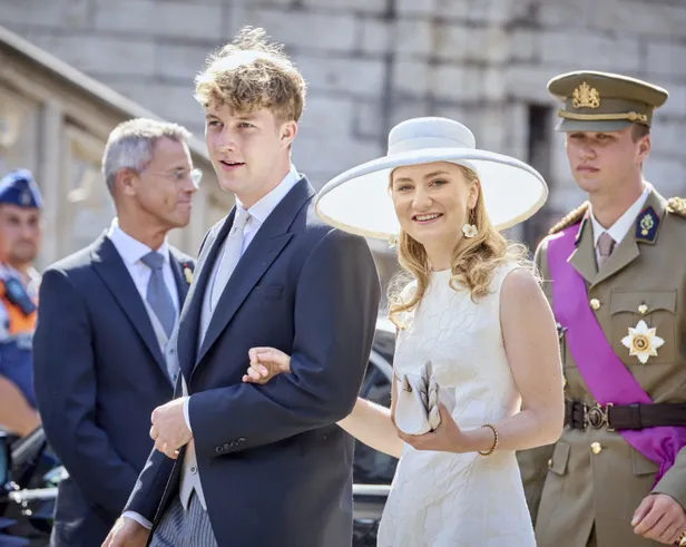 Prins Emmanuel en prinses Elisabeth van België arm in arm tijdens de Nationale Feestdag, juli 2026.