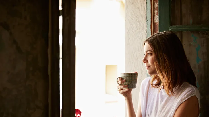 Waarom introverte mensen zouden moeten oppassen met koffie