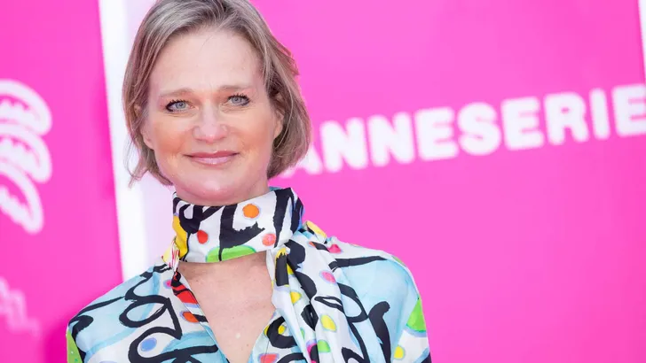 DELPHINE DE BÉLGICA EN LA ALFOMBRA ROSA DEL FESTIVAL  CANNESERIES